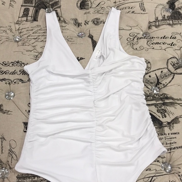 Leith Ruched V-Neck Sleeveless Thong Bodysuit - Picture 8 of 10